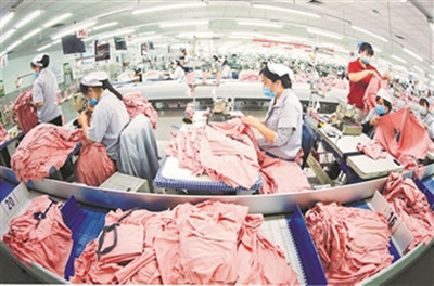 紡企訂單紛至沓來，工人生產(chǎn)熱潮涌動，服裝產(chǎn)業(yè)迎來復蘇春風